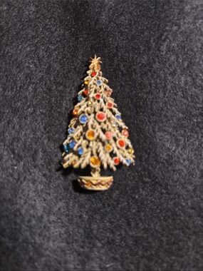 Vintage ART (Arthur Pepper) Gold-Tone Multicolor Christmas Tree Brooch Pin